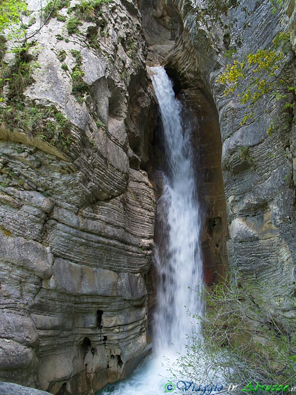 23-P5076604+.jpg - 23-P5076604+.jpg -  La spettacolare cascata nella selvaggia Riserva Naturale delle "Gole del Salinello", in territorio di Civitella del Tronto